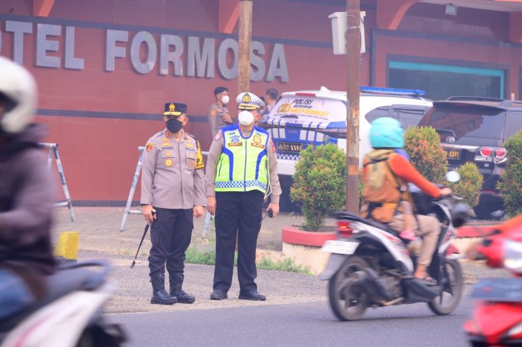 Kapolda - Wakapolda Jambi Turun Langsung Atur Lalu Lintas, Wujud Nyata Polisi Bersama Masyarakat. (Foto : ist)