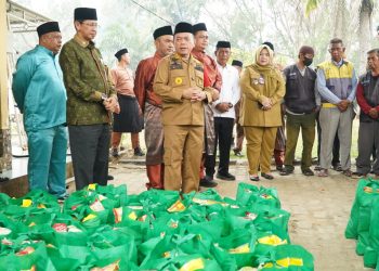 Peduli Dampak Karhutla, Gubernur Al Haris Serahkan 200 Paket Sembako dan Masker di Bungo. (Foto : ist)