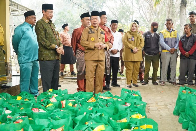 Peduli Dampak Karhutla, Gubernur Al Haris Serahkan 200 Paket Sembako dan Masker di Bungo. (Foto : ist)