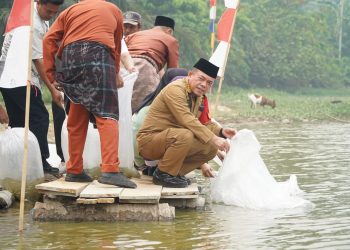 Gubernur Al Haris Restocking 25.000 Benih Ikan Nilem di Lubuk Larangan Danau Sibuk Kabupaten Bungo. (Foto : ist)