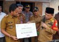 Tinjau Lokasi Kebakaran Desa Tunggul Bulin, Gubernur Al Haris Serahkan Bantuan dan Siap Bantu Bedah Rumah Warga. (Foto : ist)
