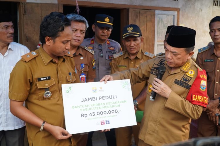 Tinjau Lokasi Kebakaran Desa Tunggul Bulin, Gubernur Al Haris Serahkan Bantuan dan Siap Bantu Bedah Rumah Warga. (Foto : ist)