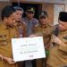 Tinjau Lokasi Kebakaran Desa Tunggul Bulin, Gubernur Al Haris Serahkan Bantuan dan Siap Bantu Bedah Rumah Warga. (Foto : ist)