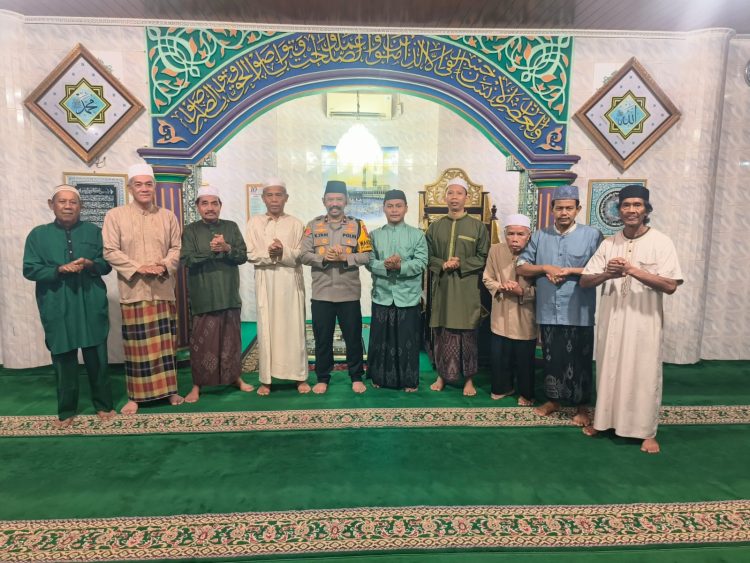 Wakapolda Jambi Laksanakan Subuh Keliling di Masjid Al Amanah, Pererat Silaturahmi dengan Masyarakat. (Foto : ist)