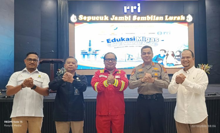 Dari kanan, Pimred sinarjambi.com Rolanda Hasibuan, Dirpamobvit Polda Jambi Kombes Pol Bachtiar Alfonso, Kepala Departemen Formalitas dan Komunikasi SKK Migas Sumbagsel Syafei Syafri, Kepala Stasiun RRI Jambi Dadan Sutaryana dan Vicky Tri Laksono selaku Analis Departemen Operasi SKK Migas Sumbagsel. (Foto : Ocha - sinarjambi.com)