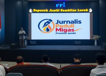 Rolanda Hasibuan saat mendeklarasikan terbantuknya Jurnalis Peduli Migas Provinsi Jambi. (Foto : Ocha - sinarjambi.com)