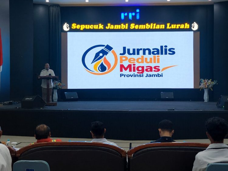 Rolanda Hasibuan saat mendeklarasikan terbantuknya Jurnalis Peduli Migas Provinsi Jambi. (Foto : Ocha - sinarjambi.com)