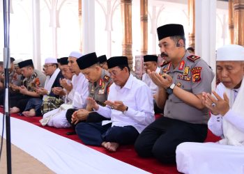Kapolda Jambi Sholat Dzuhur di Masjid Agung Al-Falah, Sampaikan Pesan Kamtibmas dan Ajak Masyarakat Bersinergi. (Foto : ist)