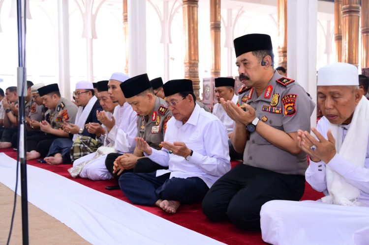 Kapolda Jambi Sholat Dzuhur di Masjid Agung Al-Falah, Sampaikan Pesan Kamtibmas dan Ajak Masyarakat Bersinergi. (Foto : ist)