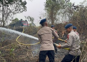 Respons Cepat, Personel Satbrimob Polda Jambi Padamkan Kebakaran Lahan di Merangin. (Foto : ist)