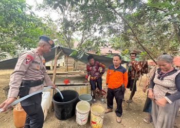 Brimob Jambi Peduli, Salurkan Ribuan Liter Air Bersih untuk Suku Anak Dalam di Merangin. (Foto : ist)