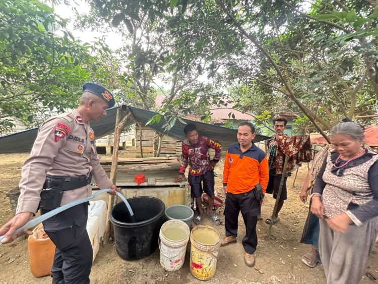 Brimob Jambi Peduli, Salurkan Ribuan Liter Air Bersih untuk Suku Anak Dalam di Merangin. (Foto : ist)