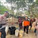 Brimob Jambi Peduli, Salurkan Ribuan Liter Air Bersih untuk Suku Anak Dalam di Merangin. (Foto : ist)