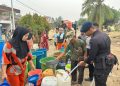 Brimob Polda Jambi Salurkan Air Bersih untuk Masyarakat Desa Pulau Lintang Sarolangun. (Foto : ist)