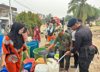 Brimob Polda Jambi Salurkan Air Bersih untuk Masyarakat Desa Pulau Lintang Sarolangun. (Foto : ist)