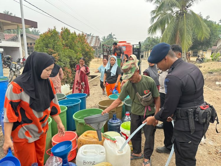 Brimob Polda Jambi Salurkan Air Bersih untuk Masyarakat Desa Pulau Lintang Sarolangun. (Foto : ist)