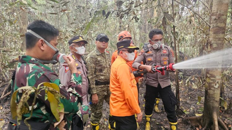 Polda Jambi Bersama Tim Gabungan Pantau Karhutla di TNBS, 5,5 Hektare Kawasan Hutan Masih dalam Penanganan. (Foto : ist)