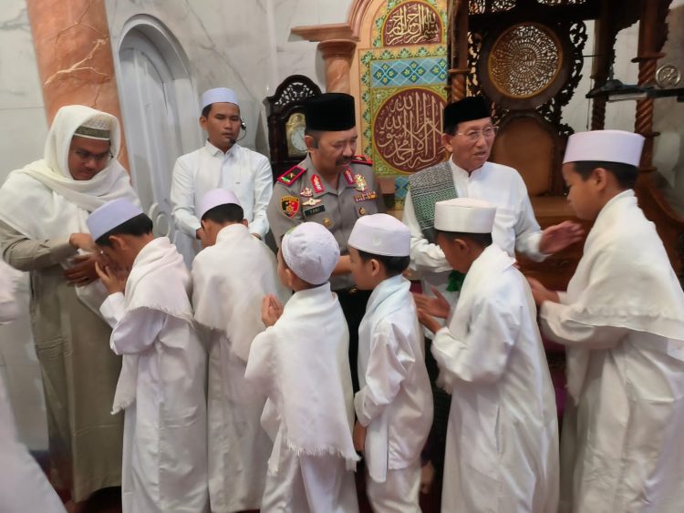 Wakapolda Jambi Laksanakan Sholat Subuh Keliling Bersama Ketua MUI dan Jamaah di Bagan Pete. (Foto : ist)