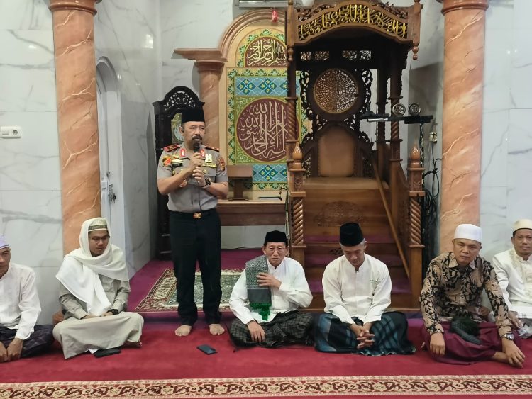 Wakapolda Jambi Hadiri Pengajian Majelis Ilmi wa Dzikri Al-Hidayah, Ajak Jamaah Jaga Kamtibmas dan Waspada Hoaks. (Foto : ist)