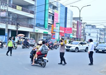 Wujudkan Polisi Bersama Masyarakat, Wakapolda Jambi dan PJU Polda Jambi Laksanakan Gatur Lalu Lintas. (Foto : ist)