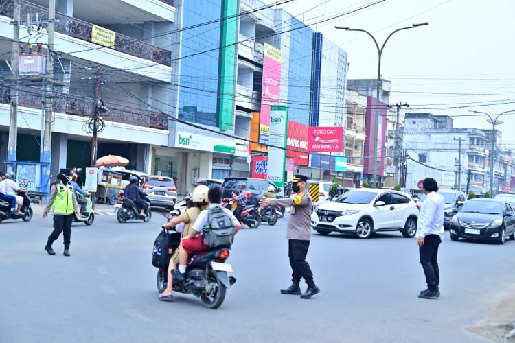 Wujudkan Polisi Bersama Masyarakat, Wakapolda Jambi dan PJU Polda Jambi Laksanakan Gatur Lalu Lintas. (Foto : ist)