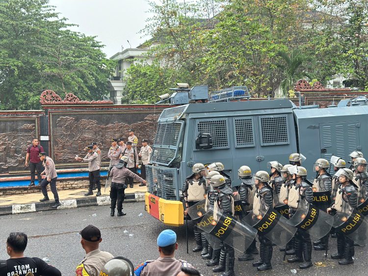 Massa Datangi Kantor Gubernur, Kapolda Jambi Imbau Unjuk Rasa Berlangsung Tertib dan Damai. (Foto : ist)