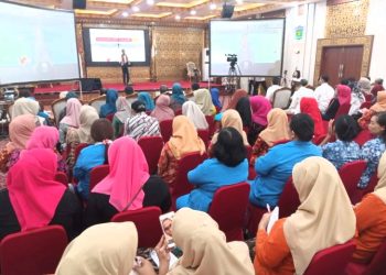 Edukasi literasi dan inklusi keuangan oleh OJK Jambi kepada kalangan perempuan dari unsur BKOW, Dharma Wanita, Bank Jambi, Bulog, Persit, PKK serta beberapa komunitas perempuan di Jambi beberapa waktu lalu. (Foto : dokumentasi sinarjambi.com)