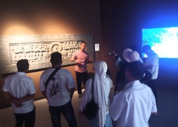 Dayat selaku storyteller museum candi Borobudur saat menjelaskan sejarah candi Borobudur. (Foto : Rolan - sinarjambi.com)