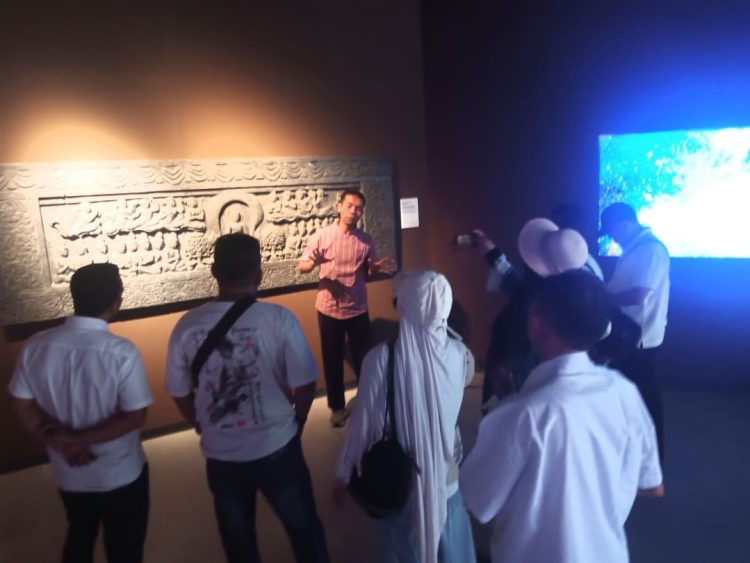 Dayat selaku storyteller museum candi Borobudur saat menjelaskan sejarah candi Borobudur. (Foto : Rolan - sinarjambi.com)