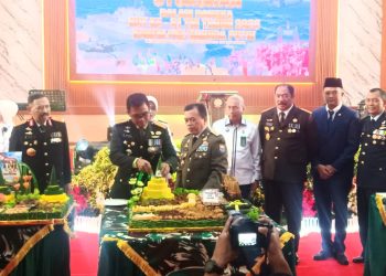 Danrem Gapu didampingi Gubernur Al Haris memotong nasi tumpeng. (Foto : Rolan - sinarjambi.com)