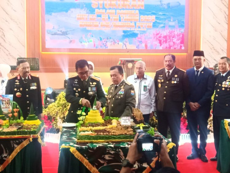 Danrem Gapu didampingi Gubernur Al Haris memotong nasi tumpeng. (Foto : Rolan - sinarjambi.com)