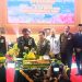 Danrem Gapu didampingi Gubernur Al Haris memotong nasi tumpeng. (Foto : Rolan - sinarjambi.com)