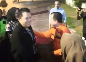 Gubernur Jambi menyambut kedatangan Kapolda Jambi di Bandara Sultan Thaha. (Foto : ist