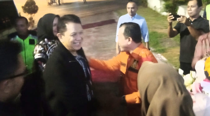Gubernur Jambi menyambut kedatangan Kapolda Jambi di Bandara Sultan Thaha. (Foto : ist