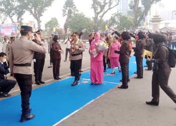 Kapolda Jambi Irjen Pol Widodo disambut dengan tradisi pedang pora dan Irjen Pol Krisno H Siregar saat tiba di Mapolda Jambi. (Foto : Rolan - sinarjambi.com)