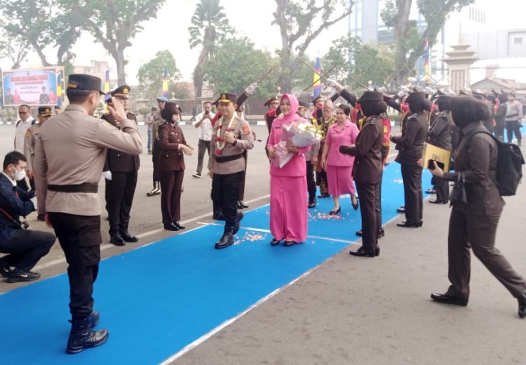 Kapolda Jambi Irjen Pol Widodo disambut dengan tradisi pedang pora dan Irjen Pol Krisno H Siregar saat tiba di Mapolda Jambi. (Foto : Rolan - sinarjambi.com)