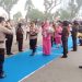 Kapolda Jambi Irjen Pol Widodo disambut dengan tradisi pedang pora dan Irjen Pol Krisno H Siregar saat tiba di Mapolda Jambi. (Foto : Rolan - sinarjambi.com)