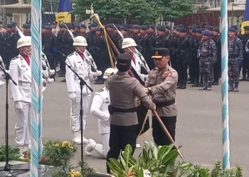 Irjen Pol Krisno H Siregar menyerahkan Pataka Polda Jambi Siginjai Sakti Wirabakti kepada Kapolda Jambi Irjen Pol Widodo. (Foto : Rolan - sinarjambi.com)
