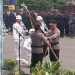 Irjen Pol Krisno H Siregar menyerahkan Pataka Polda Jambi Siginjai Sakti Wirabakti kepada Kapolda Jambi Irjen Pol Widodo. (Foto : Rolan - sinarjambi.com)