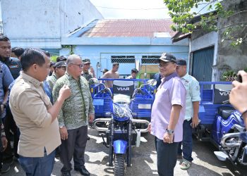 Warga Syukuri Program Kampung Bahagia, Maulana-Diza Serahkan Manfaat Secara Simbolis. (Foto : ist)