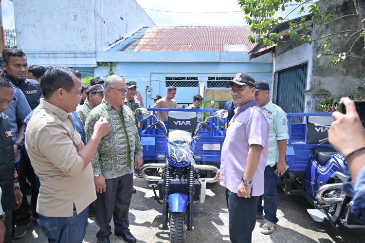 Warga Syukuri Program Kampung Bahagia, Maulana-Diza Serahkan Manfaat Secara Simbolis. (Foto : ist)