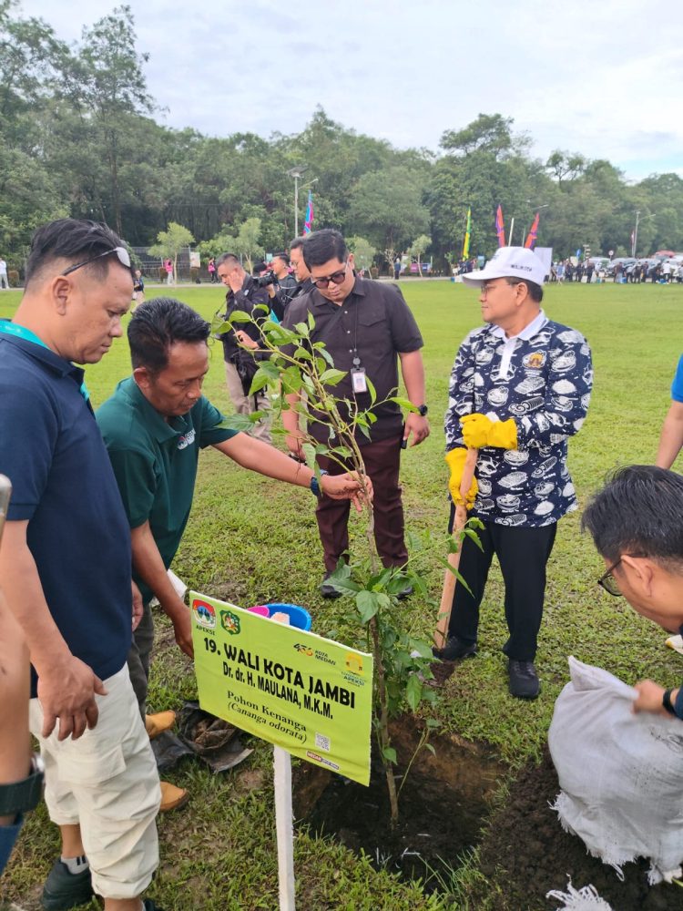 Walikota Maulana Tegaskan Komitmen Kota Tangguh, Tanam Pohon Bersama 98 Wali Kota di Medan. (Foto : ist)